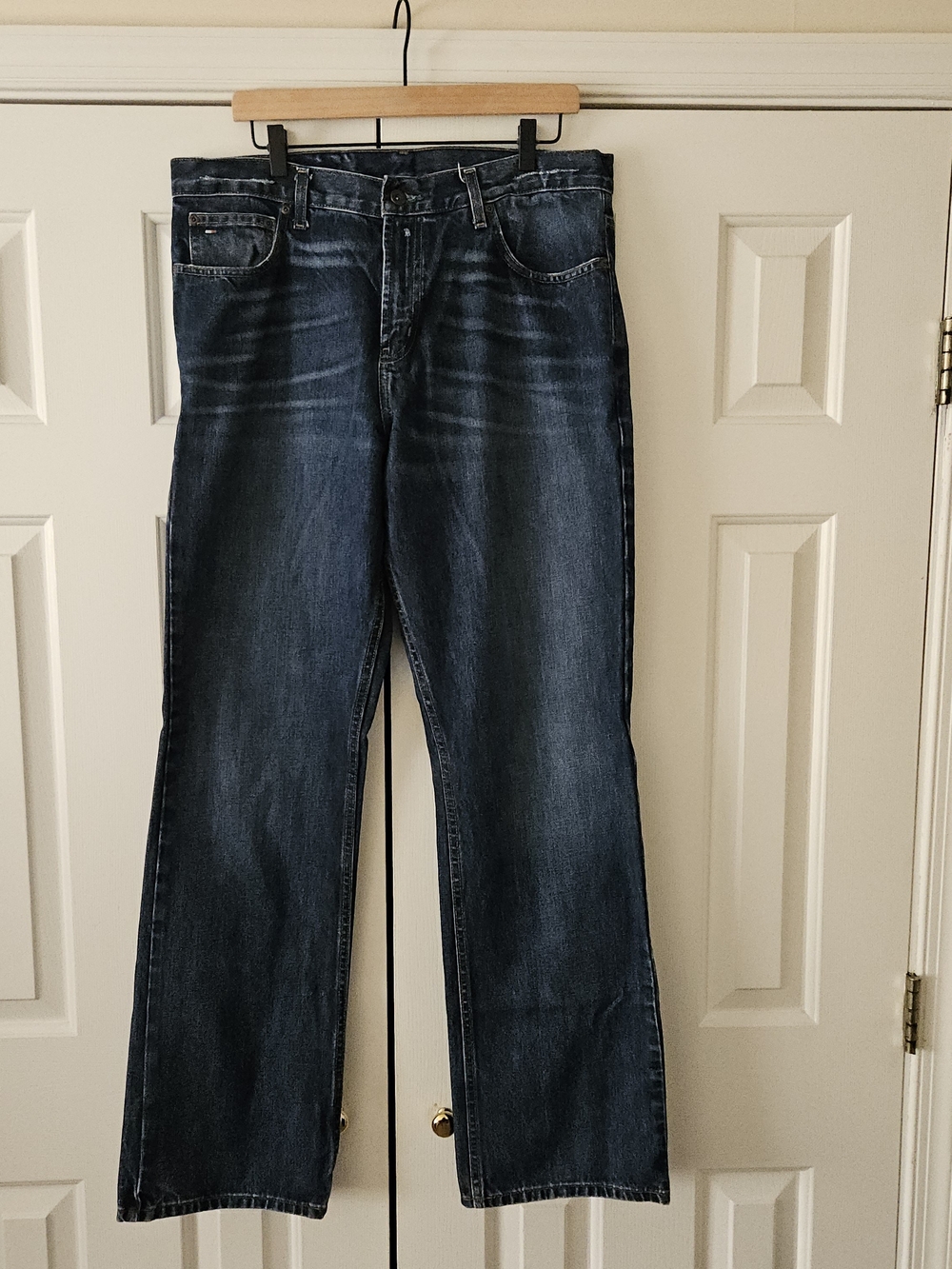 Tommy Hilfiger Men's Bootcut Medium Wash 100% Cotton(Mexico) Regular Fit Jeans.